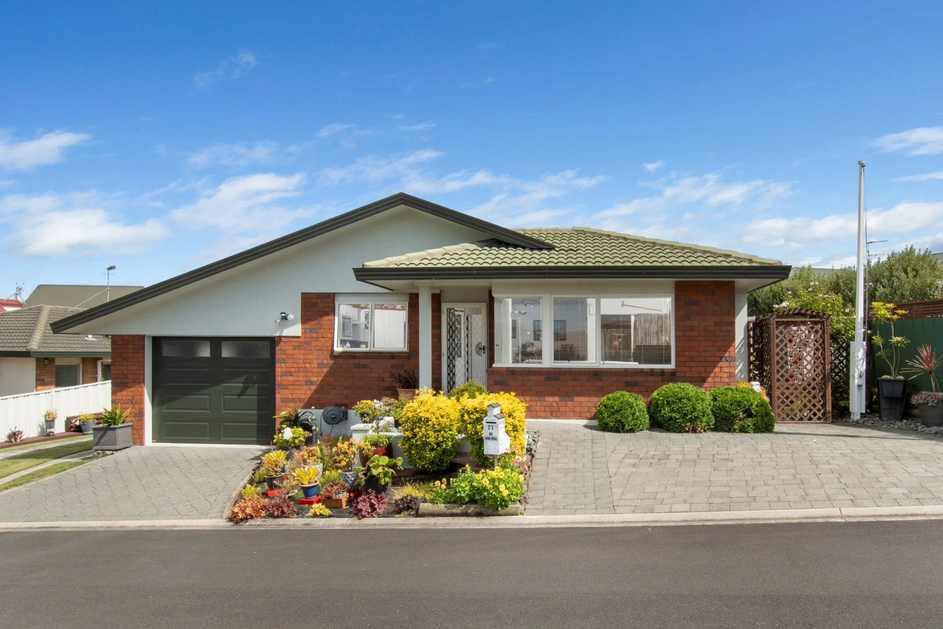 21 Racecourse Way