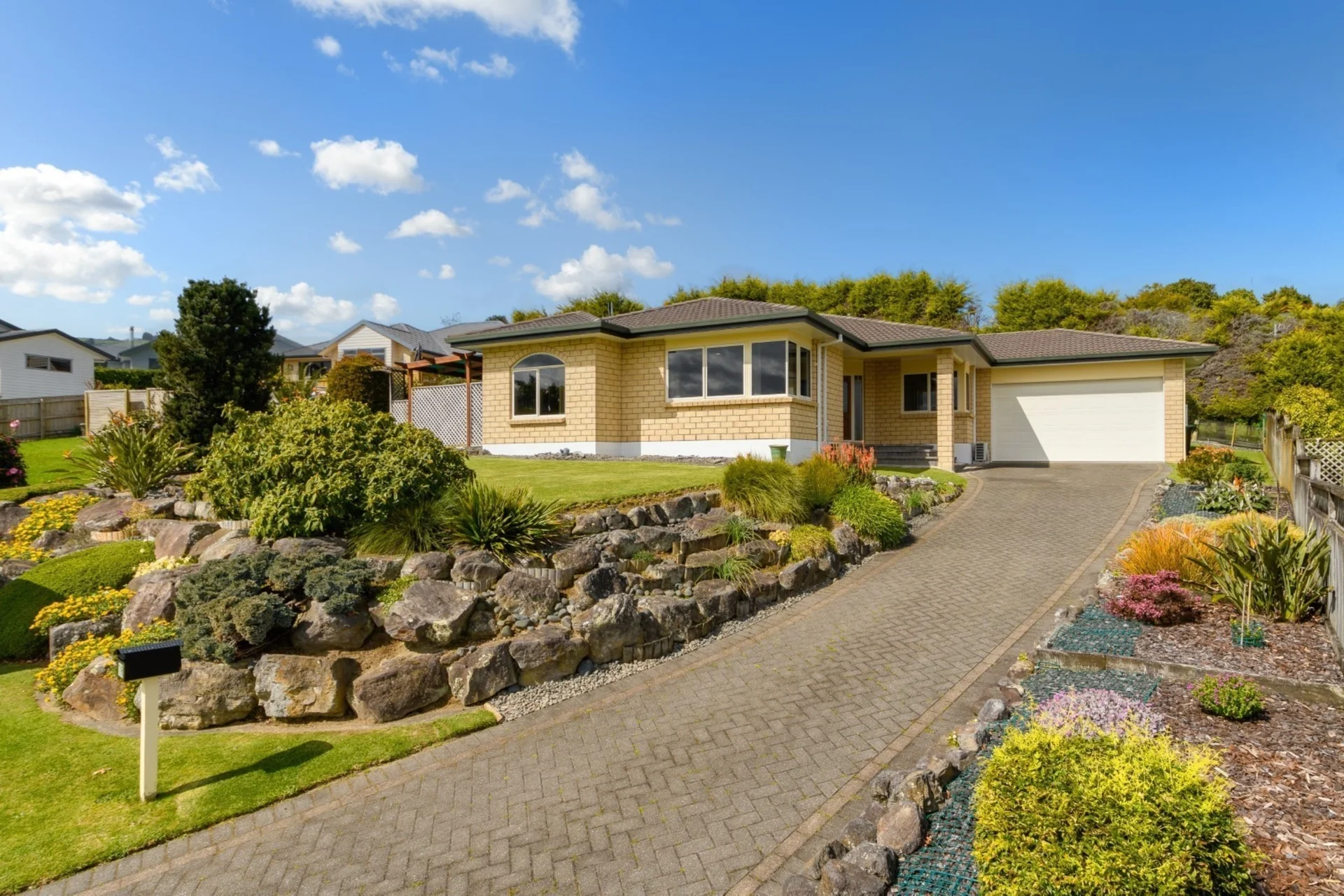 19 Rowesdale Drive