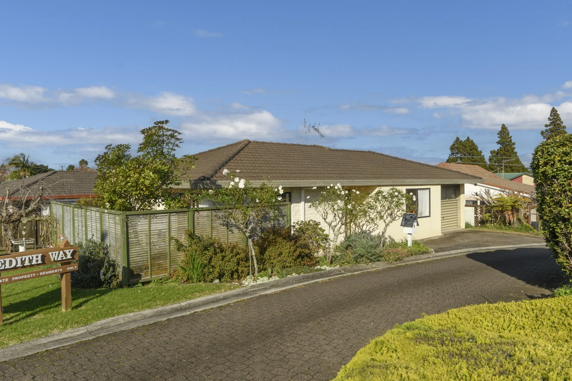 4 Edith Way