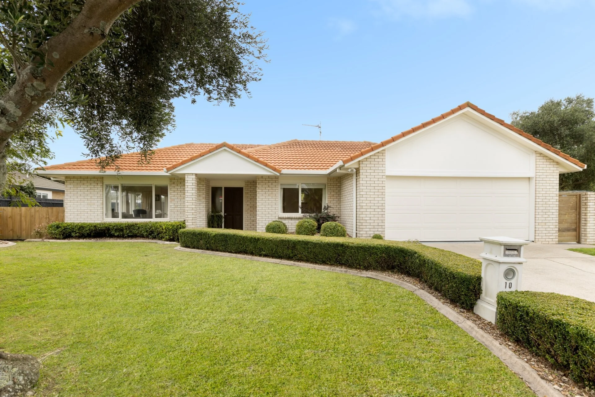 10 Larisa Grove