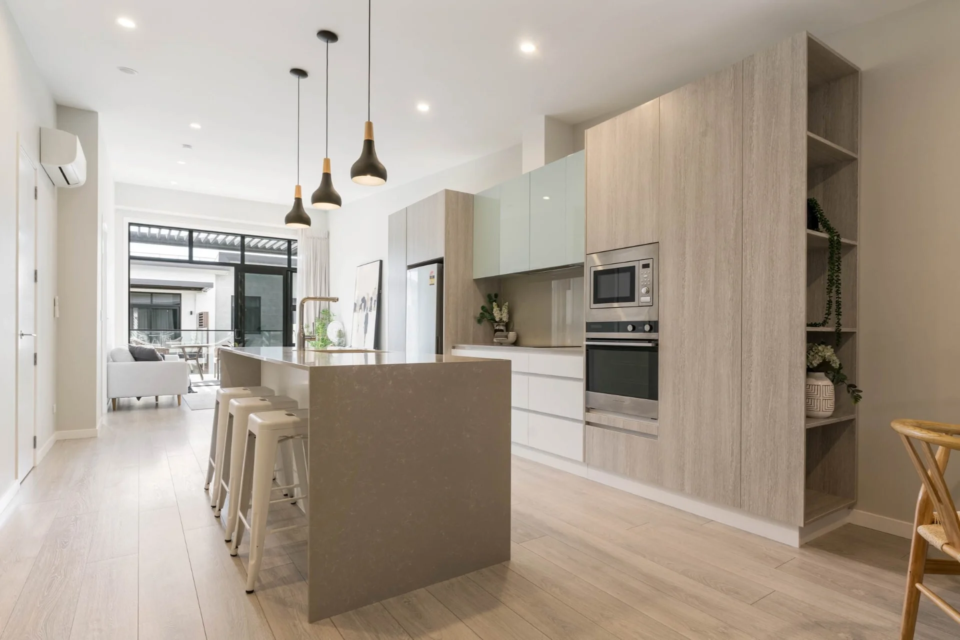 206/1C Salt Avenue