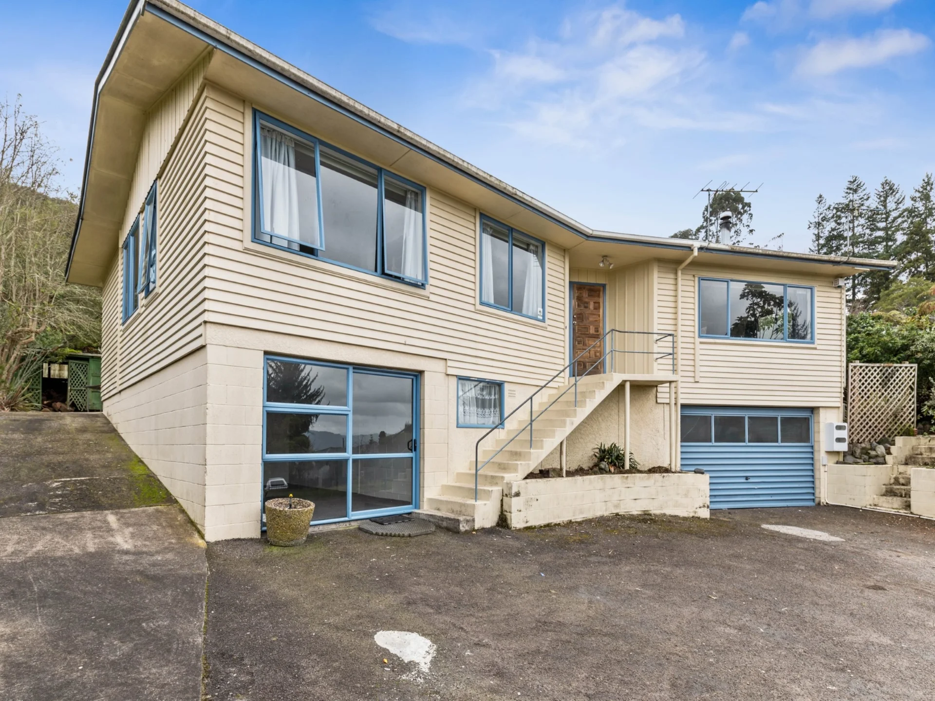 8 Russell Crescent
