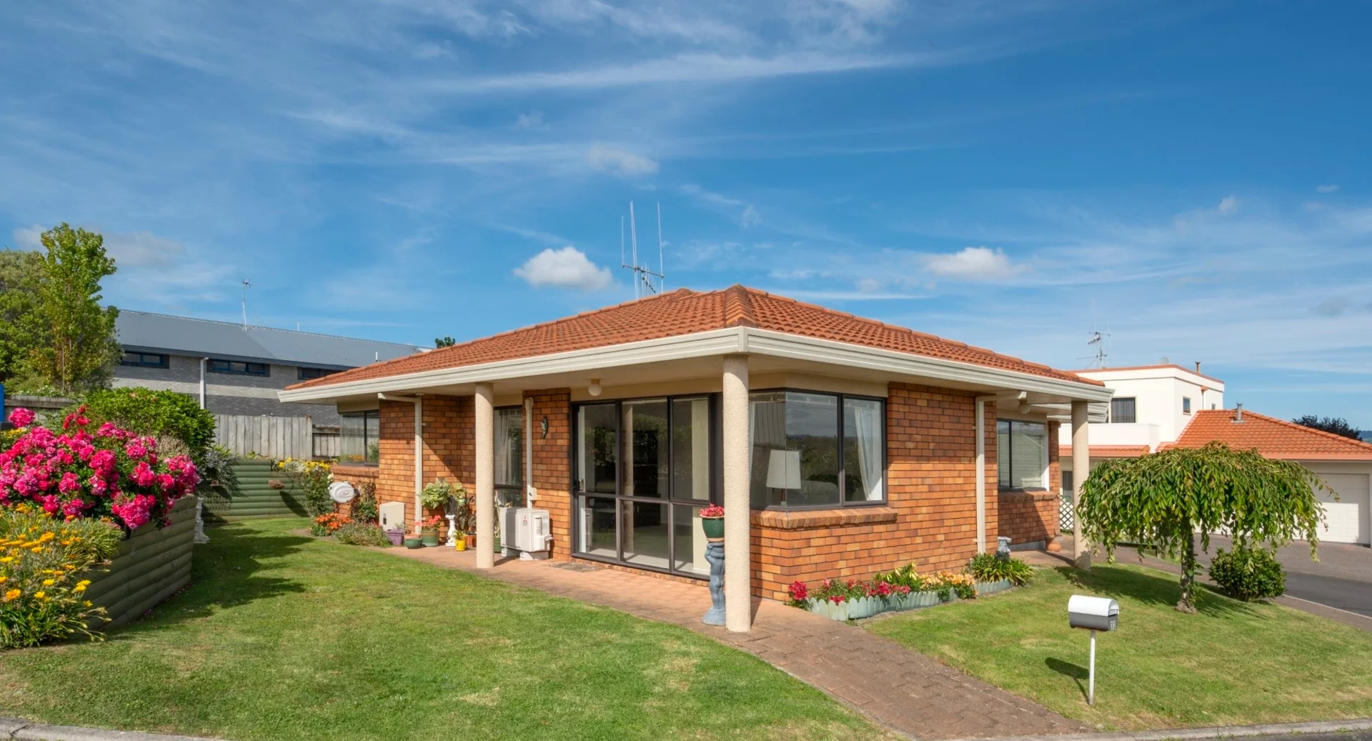 32 Racecourse Way