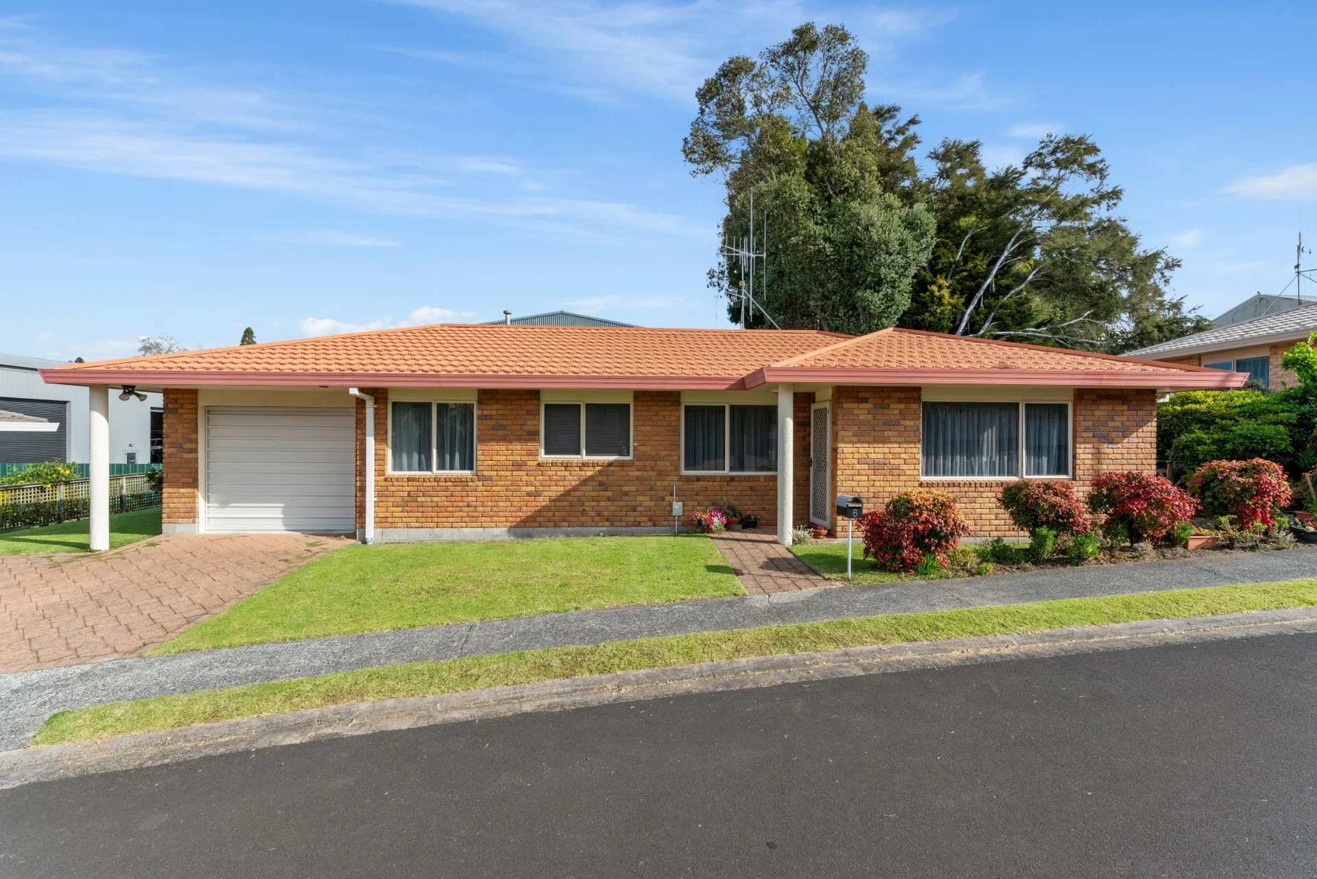 6 Racecourse Way