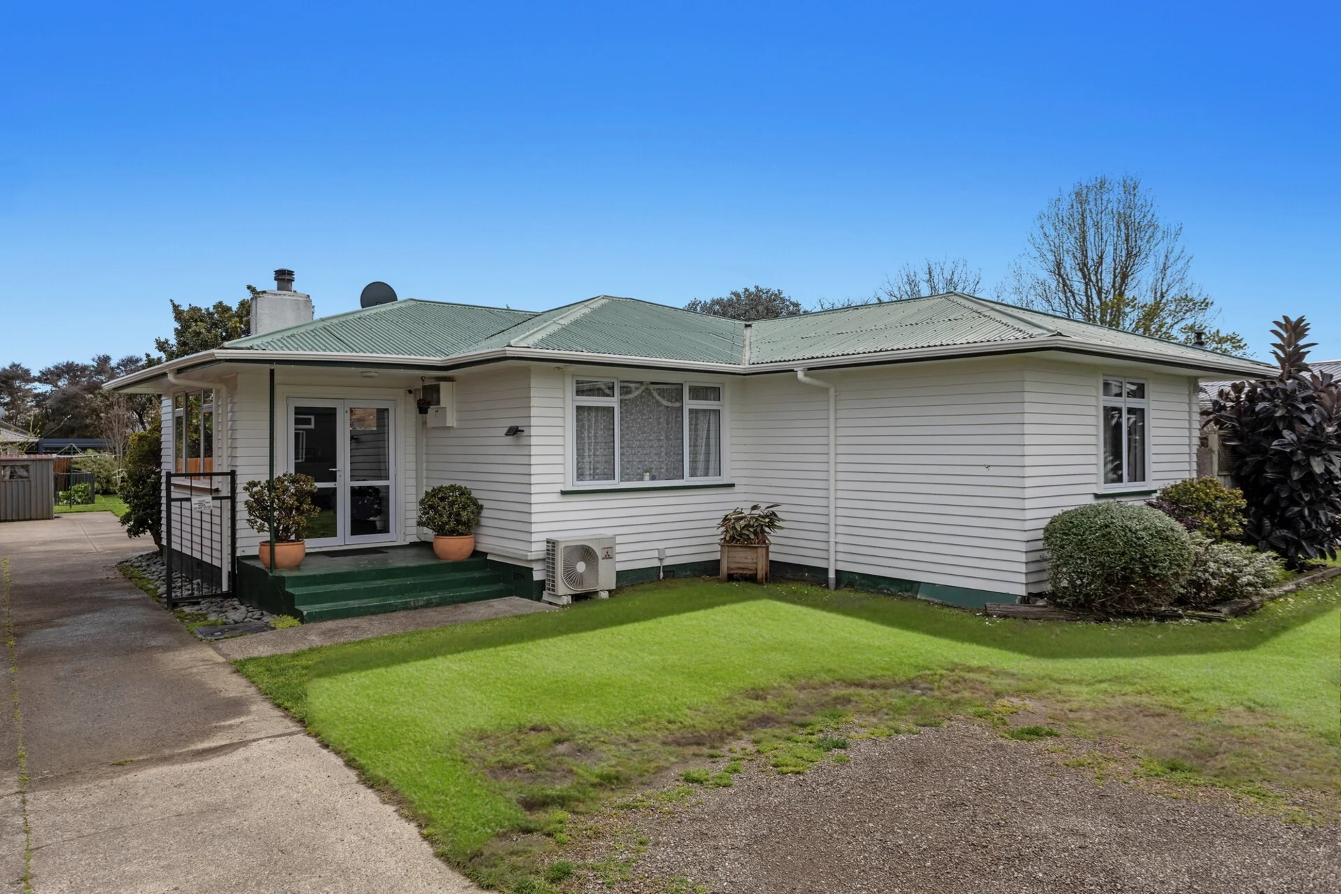 12A Lord Cobham Avenue