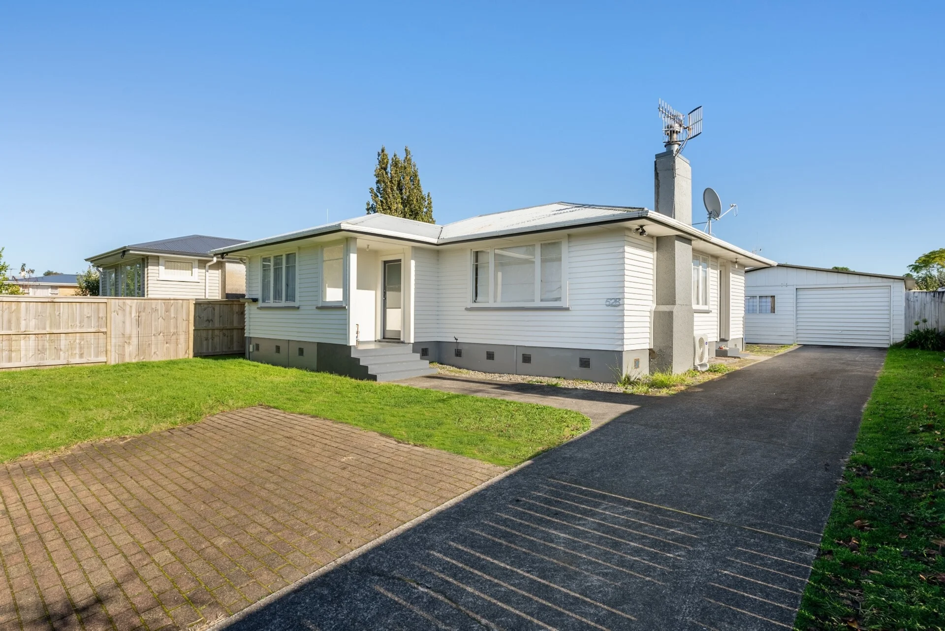 52 Henderson Crescent